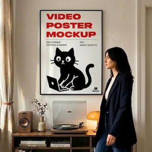 Puede incluir: Un póster de pared rectangular en un marco negro con el texto rojo en negrita VIDEO POSTER MOCKUP, seguido de DIN A FORMAT VERTICAL & SQUARE y PSD SMART OBJECTS. Debajo, una ilustración de un gato negro frente a una computadora portátil.