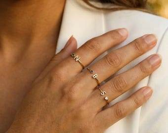 Bague initiale avec pierre de naissance • Bague lettre en argent sterling, bijoux personnalisés en pierres précieuses