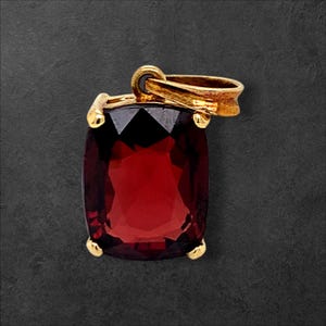 Natural Garnet in 18kt Yellow Gold Pendant (UH)