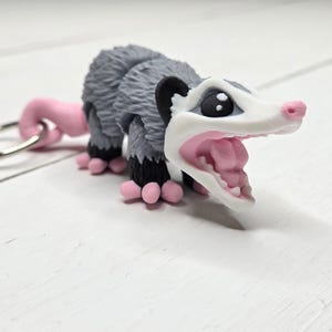 Flexi Possum Keychain – 3D Printed Articulated Possum Hanging by Tail – Cute Fidget Toy & Bag Charm – Possum Gift for Animal Lovers