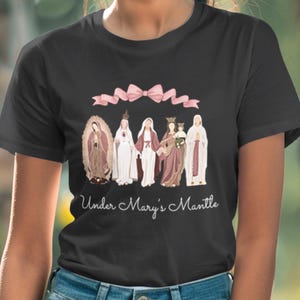 Camiseta Marian Apparitions, Camiseta com laço rosa da Virgem Maria