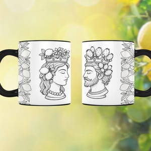 Pode incluir: Duas canecas de cerâmica branca com alças e bordas pretas. Cada caneca apresenta uma ilustração em preto e branco do perfil de uma pessoa usando uma coroa. Uma coroa é feita de flores e limões, a outra de figos da Índia. Um padrão de limão e folhas decora os lados.