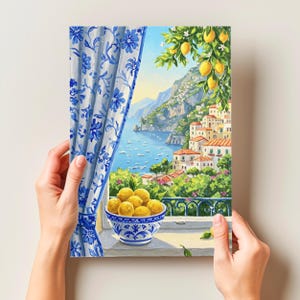 Może przedstawiać: Malowidło przedstawiające widok z okna z niebiesko-białą wzorzystą zasłoną. Okno wychodzi na nadmorskie miasto z błękitnym morzem i górą w tle. Na parapecie stoi miska z cytrynami.