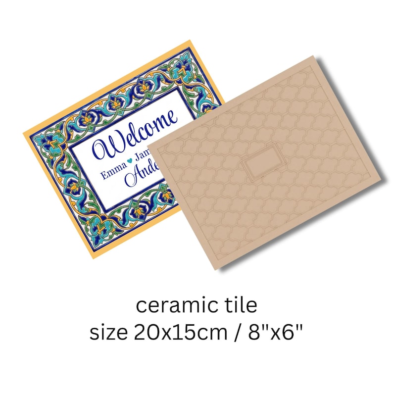 K&ouml;nnte beinhalten: Keramikfliese mit dekorativem Blumenrand in Blau, T&uuml;rkis und Gelb. Die Fliese tr&auml;gt das Wort "Welcome" und Namen. Die Fliese misst 20x15cm. Eine zweite Fliese mit einem beigen geometrischen Muster ist ebenfalls abgebildet.