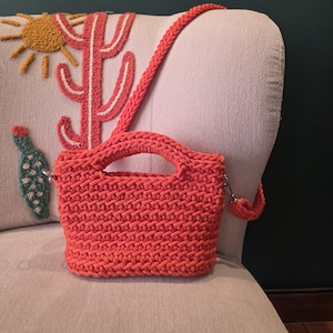 Bolso de crochet naranja, hecho a mano en colores vibrantes, correa de hombro desmontable, diseño único tejido, elegante accesorio para mujer, ideal como regalo.