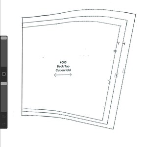 以下が含まれることがあります： 「#003 Back Top Cut on fold」のテキストが入った、白い紙のバックトップ用パターン。パターンにはS、M、Lのサイズマークが含まれており、黒い線で縁取られています。