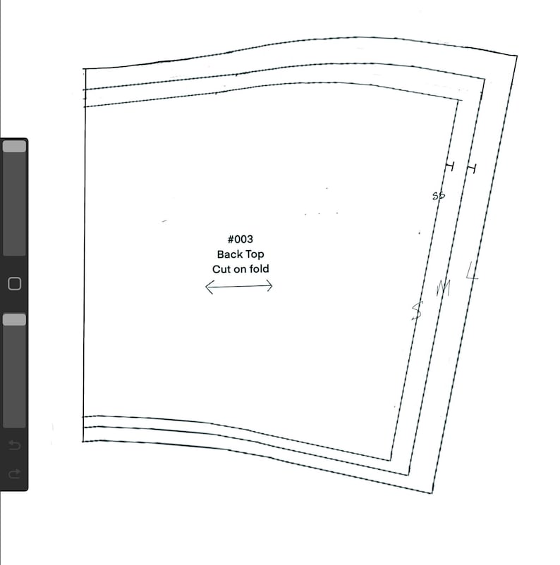 以下が含まれることがあります： 「#003 Back Top Cut on fold」のテキストが入った、白い紙のバックトップ用パターン。パターンにはS、M、Lのサイズマークが含まれており、黒い線で縁取られています。