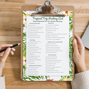 Può includere: Un appunti con una lista di controllo a tema tropicale, intitolata "Tropical Trip Packing List". L'elenco include elementi essenziali per il viaggio, articoli da toeletta, abbigliamento, ecc. Sono visibili anche una matita e un laptop.