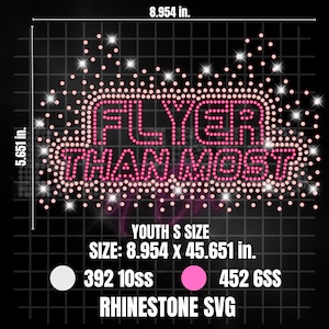 Könnte beinhalten: Schwarze Grafik mit dem Text "FLYER THAN MOST" in rosa Strasssteinen, mit einem Kronen-Design. Das Bild ist 22,74 x 115,95 cm groß und mit "YOUTH S SIZE" beschriftet. Enthält Strasssteindetails und den Text "RHINESTONE SVG".