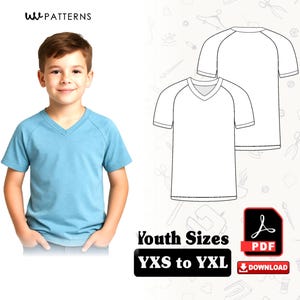 Könnte beinhalten: Ein Kind trägt ein hellblaues V-Ausschnitt-T-Shirt. Das Bild zeigt auch eine Strichzeichnung eines ähnlichen T-Shirt-Designs. Der Text auf dem Bild lautet "Youth Sizes YXS to YXL" mit einem PDF-Download-Symbol.