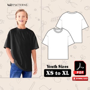 Pode incluir: Uma pessoa jovem usando uma camiseta preta grande e jeans azuis. A imagem também mostra um design de camiseta branca e o texto "Youth Sizes XS to XL". Um ícone de download em PDF também está presente.