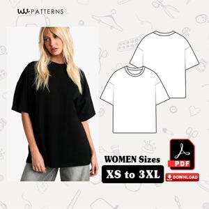 Op de afbeelding: Zwart oversized T-shirt, met een lijntekening van het shirt en een PDF download icoon. Tekst luidt "WOMEN Sizes XS to 3XL". Het shirt heeft korte mouwen en een ronde hals. Een model draagt het shirt.