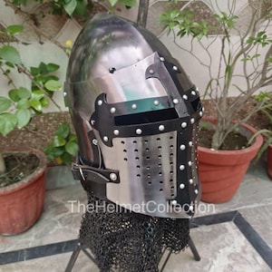 Casco bascinet de combate con cruz ennegrecida / Armadura de combate blindada de acero de calibre 16