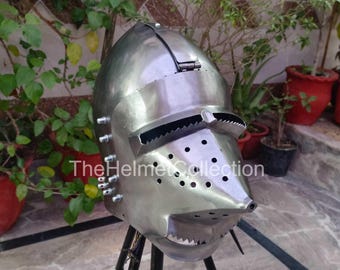 Núremberg medieval. Casco bascinet con cota de malla / Acero calibre 16 / Armadura de caballero.