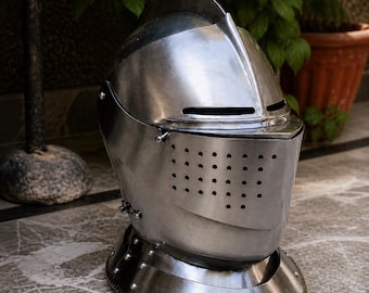 Casco medieval de acero tipo borgoñota / Réplica de armadura de caballero del siglo XVI / Casco de guerrero