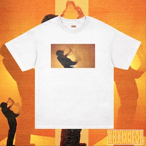 Jazz T-shirt, shirt jazzmuziek, T-shirt minimale jazzspeler, shirt muzikant silhouet, top oranje zonsondergangscène, muziekcadeau, T-shirt saxofoon