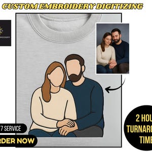 Pode incluir: Um moletom cinza claro com um design bordado personalizado de um casal. A imagem inclui uma pequena foto do casal e o texto "CUSTOM EMBROIDERY DIGITIZING", "24/7 SERVICE", "ORDER NOW" e "2 HOUR TURNAROUND TIME".
