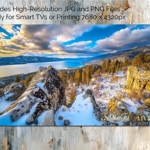 Puede incluir: Una vista panorámica de un paisaje montañoso cubierto de nieve con un lago en la distancia. El cielo es de un azul vibrante con nubes blancas y esponjosas. El sol se está poniendo, proyectando un cálido resplandor sobre la escena. La imagen incluye el texto "Includes High-Resolution JPG and PNG Files Ready for Smart TVs or Printing 7680 x 4320px".