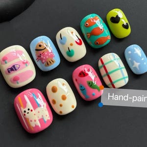 Uñas postizas pintadas a mano con diseño de Kitty & Fish