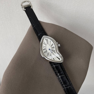 Surrealistisch damespolshorloge, horloge met smeltende wijzerplaat, zwarte leren band, wijzerplaat met Romeinse cijfers, artistiek kwartshorloge, cadeau-idee