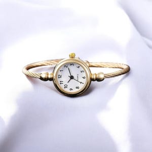 Women's vintage wristwatch, gold bracelet watch, delicate quartz watch, retro-style jewelry, elegant timepiece, classic watch gift