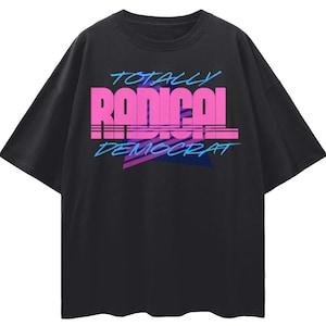 Totally Radical Democrat Shirt - Retro Politisches T-Shirt im Stil der 80er Jahre, Lustiges Libelales T-Shirt, Fortschrittliche Vintage Ästhetik, Antikonservativ