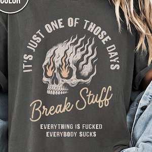 Camiseta Gótica com Estampa de Caveiras e Chamas, Estilo "Quebre Tudo", Estética Sombria, Unissex, Cores Confortáveis, Roupa Gótica, Nu Metal, Roupa de Rock