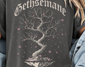 Camiseta com estampa botânica escura, árvore gótica e flor de cerejeira, unissex, confortável, estilo gótico, ideal para presente.