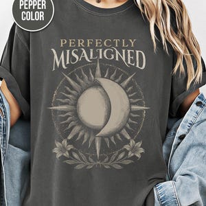 Zon en Maan, Dark Academia, Gotische shirts, Vintage Gotisch, Dark Romance, Unisex T-shirt, Comfort Colors T-shirt, Cadeau, Mystiek