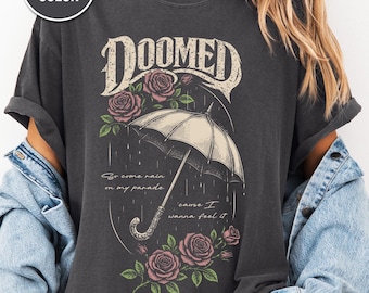 Doomed、メタルシャツ、ヴィンテージゴシックシャツ、オーバーサイズTシャツ、Comfort Colors®、ダークボタニカル、ギフト、ダメージ加工Tシャツ