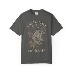 アナトミカルハート、メタルシャツ、ヴィンテージゴシックシャツ、オーバーサイズTシャツ、コンフォートカラー、ダークボタニカル、ギフト、ダメージ加工Tシャツ Pepper
