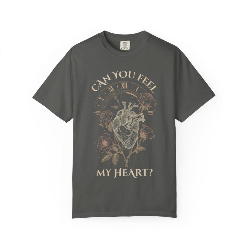 アナトミカルハート、メタルシャツ、ヴィンテージゴシックシャツ、オーバーサイズTシャツ、コンフォートカラー、ダークボタニカル、ギフト、ダメージ加工Tシャツ Pepper