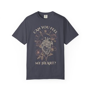 アナトミカルハート、メタルシャツ、ヴィンテージゴシックシャツ、オーバーサイズTシャツ、コンフォートカラー、ダークボタニカル、ギフト、ダメージ加工Tシャツ Navy