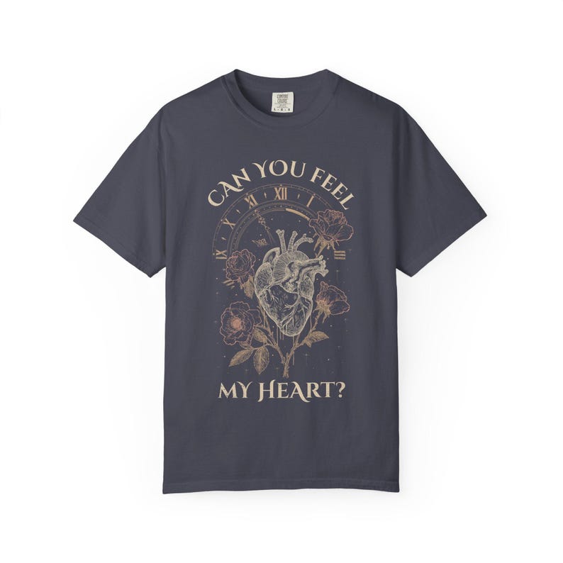 アナトミカルハート、メタルシャツ、ヴィンテージゴシックシャツ、オーバーサイズTシャツ、コンフォートカラー、ダークボタニカル、ギフト、ダメージ加工Tシャツ Navy