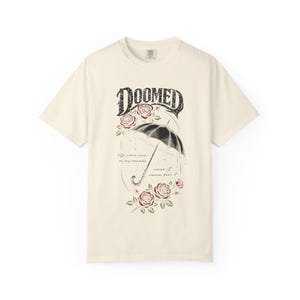 Camiseta Doomed, Metal, Vintage Gothic, Oversized, Comfort Colors®, Dark Botanical, Presente, Camisetas com Efeito Desgastado Ivory