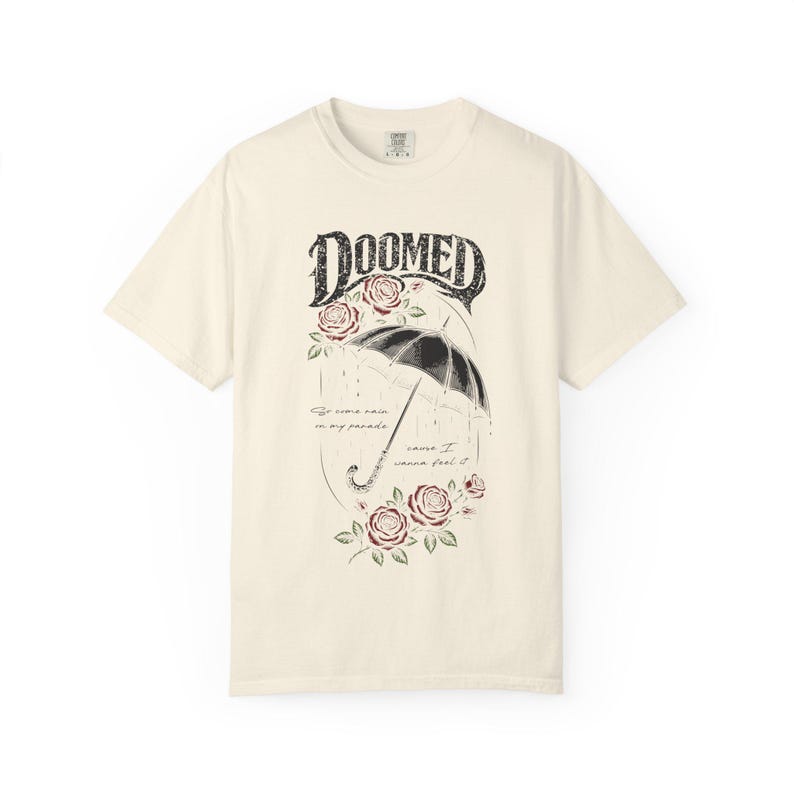 Camiseta Doomed, Metal, Vintage Gothic, Oversized, Comfort Colors®, Dark Botanical, Presente, Camisetas com Efeito Desgastado Ivory