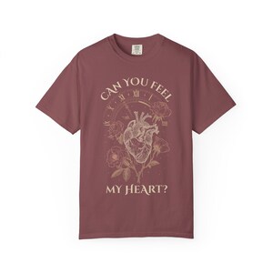 アナトミカルハート、メタルシャツ、ヴィンテージゴシックシャツ、オーバーサイズTシャツ、コンフォートカラー、ダークボタニカル、ギフト、ダメージ加工Tシャツ Brick