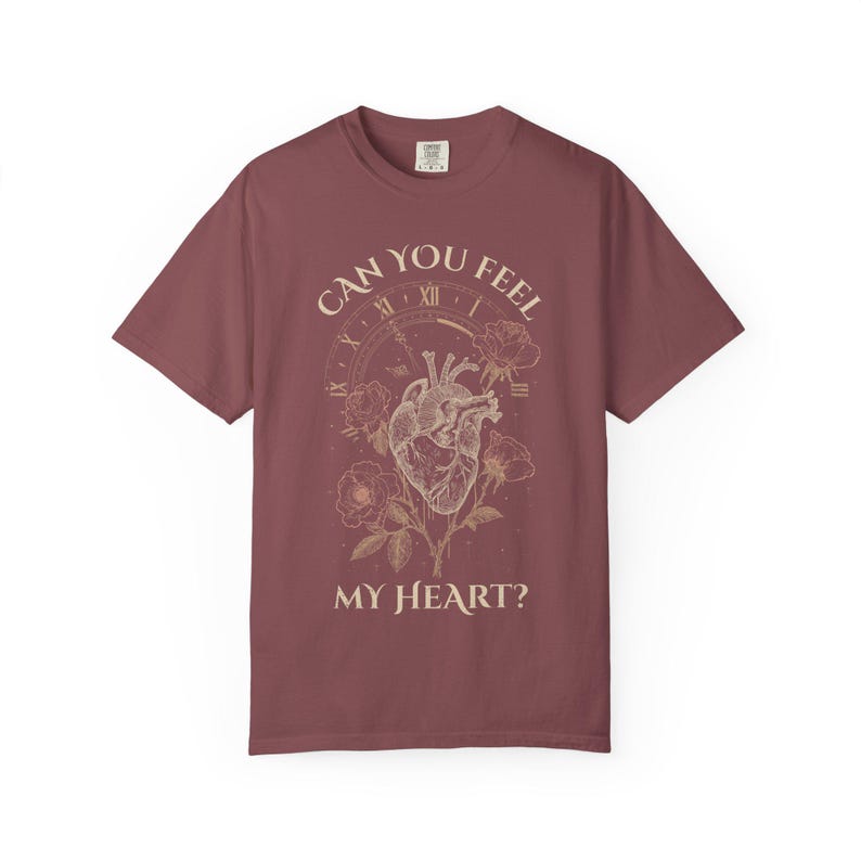 アナトミカルハート、メタルシャツ、ヴィンテージゴシックシャツ、オーバーサイズTシャツ、コンフォートカラー、ダークボタニカル、ギフト、ダメージ加工Tシャツ Brick