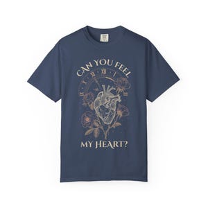 アナトミカルハート、メタルシャツ、ヴィンテージゴシックシャツ、オーバーサイズTシャツ、コンフォートカラー、ダークボタニカル、ギフト、ダメージ加工Tシャツ Midnight