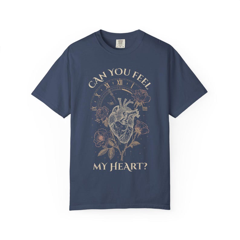 アナトミカルハート、メタルシャツ、ヴィンテージゴシックシャツ、オーバーサイズTシャツ、コンフォートカラー、ダークボタニカル、ギフト、ダメージ加工Tシャツ Midnight