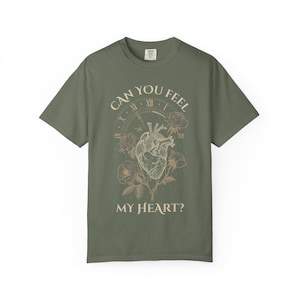 アナトミカルハート、メタルシャツ、ヴィンテージゴシックシャツ、オーバーサイズTシャツ、コンフォートカラー、ダークボタニカル、ギフト、ダメージ加工Tシャツ Moss
