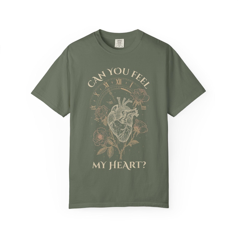 アナトミカルハート、メタルシャツ、ヴィンテージゴシックシャツ、オーバーサイズTシャツ、コンフォートカラー、ダークボタニカル、ギフト、ダメージ加工Tシャツ Moss
