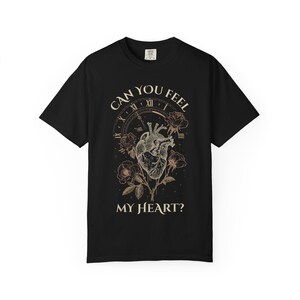 アナトミカルハート、メタルシャツ、ヴィンテージゴシックシャツ、オーバーサイズTシャツ、コンフォートカラー、ダークボタニカル、ギフト、ダメージ加工Tシャツ Black