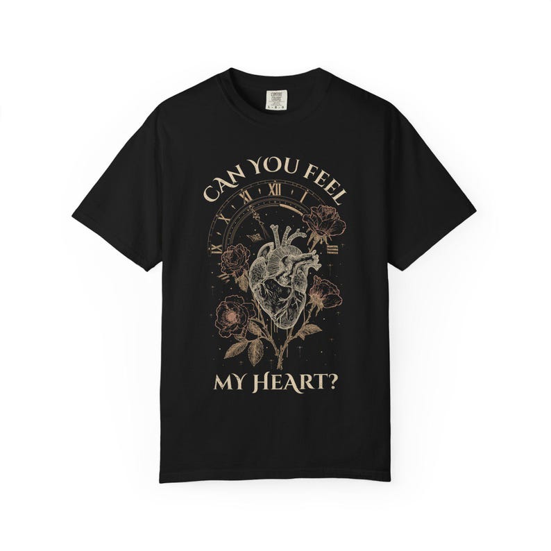 アナトミカルハート、メタルシャツ、ヴィンテージゴシックシャツ、オーバーサイズTシャツ、コンフォートカラー、ダークボタニカル、ギフト、ダメージ加工Tシャツ Black