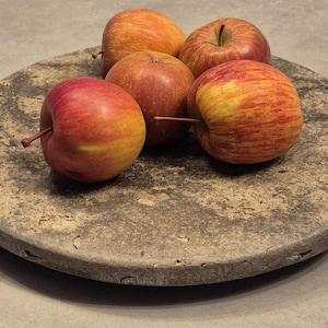 Puede incluir: Juego de tres tazas de cerámica con acabado mate moteado. Las tazas son de color crema, gris claro y gris oscuro. Cada taza tiene un diseño simple y minimalista, ideal para café o té.