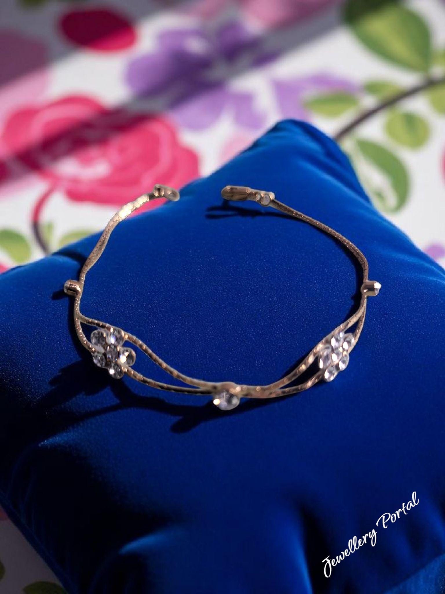 Jewellery portal Delicate crystal flower design bracelet