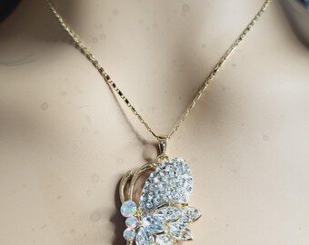 Conjunto de collar y pendientes elegantes con mariposas brillantes