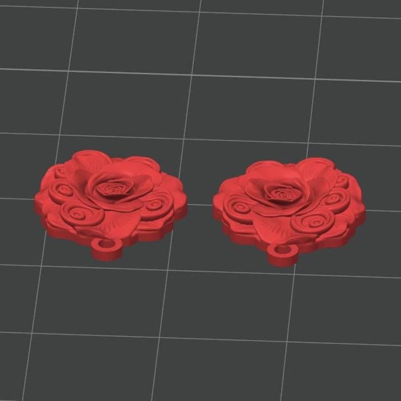 K&ouml;nnte beinhalten: Zwei identische rote Anh&auml;nger in Rosenform mit geschichteten Bl&uuml;tenbl&auml;ttern und einer kleinen kreisf&ouml;rmigen &Ouml;se an der Unterseite zur Befestigung. Das Design zeigt eine dreidimensionale Blumenstruktur mit wirbelnden Bl&uuml;tenblattdetails.