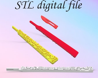Op de afbeelding: Een digitaal STL-bestand met drie lange, dunne, platte objecten. Eén is geel met ingewikkelde reliëfpatronen, één is rood met een apart klein mesachtig stukje, en één is wit met gedetailleerde reliëfsnijwerken over de gehele lengte.