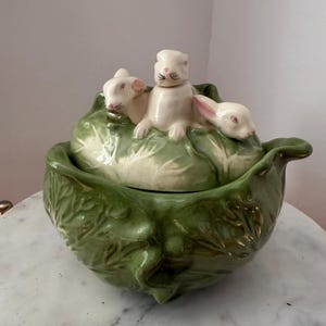 Vintage kompot met deksel van koolblad en drie konijntjes